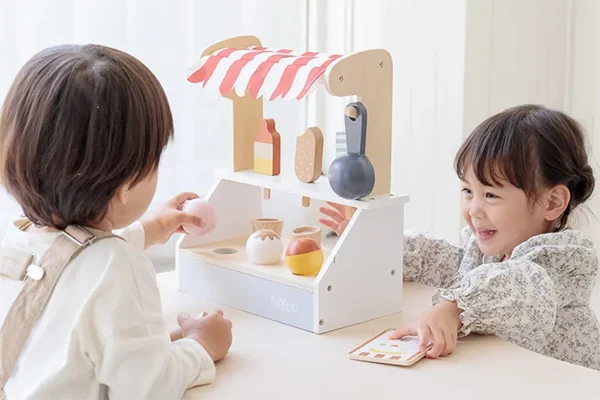 アイスクリームショップで遊んでいる様子