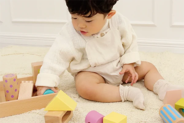積み木で遊ぶ赤ちゃん