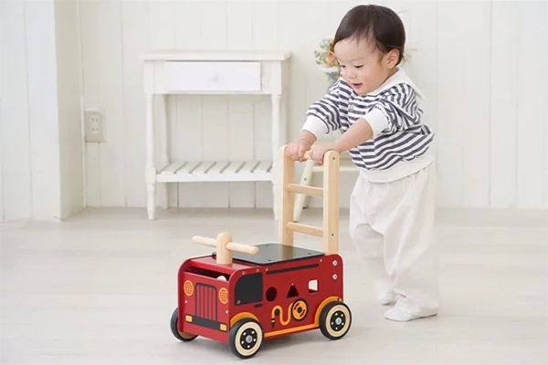 ウォーカーアンドライド消防車と子供 