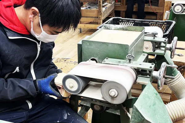 表面をやすりがけする工程