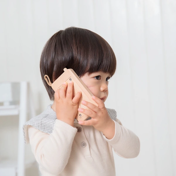 テレフォンで遊ぶ子供